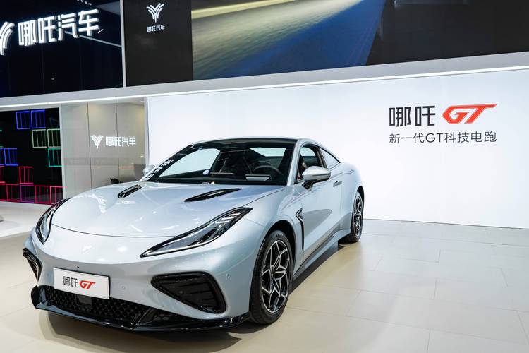 成都335哪吒汽车在智能汽车领域的表现，领途汽车在新能源汽车市场中的影响力